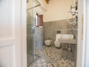 Ванная комната в B&B Il Gelso Rooms +26 фотографий