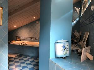 een badkamer met een bad en een wastafel bij Vaste chambre proche Toulouse dans Toulousaine 18ème in Bouloc
