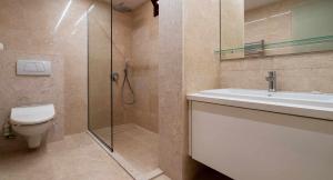 een badkamer met een toilet, een wastafel en een douche bij 5 bedroom Villa Poseidon with private pool, Aphrodite Hills Resort in Kouklia
