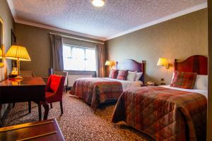 Llit o llits en una habitació de Seven Oaks Hotel