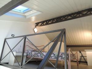 アルベンガにあるAppartamenti Villaggio Internazionaleのベッドと天窓付きの部屋