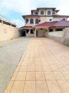 an empty parking lot in front of a building at Warni Villa 8 Whole Or Room in Muar