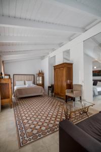 1 dormitorio con 1 cama, 1 mesa y 1 silla en Apollonas Luxurious Apartments en Atenas