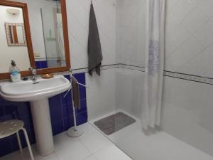 een badkamer met een douche en een wastafel bij Apt Casa Mamen spacious with sea views in Puerto del Carmen +21 foto's