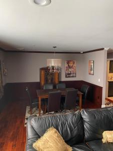 ein Wohnzimmer mit einem Sofa und einem Tisch in der Unterkunft Irish American INN in Newport