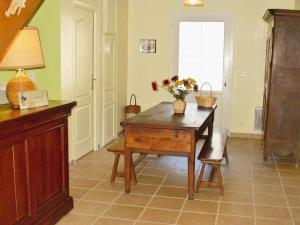 una stanza con un tavolo e un vaso di fiori di Les Coucous ad Augerville-la-Rivière