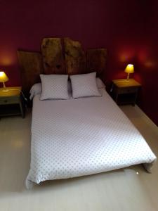 1 dormitorio con 1 cama blanca grande y 2 lámparas en Lastalia, en Ilharre