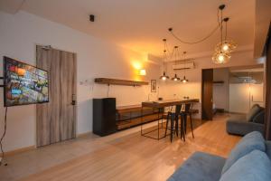 Uma televisão e/ou sistema de entretenimento em Cube 8teens by Nest Home