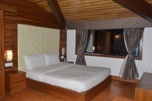 1 dormitorio con cama y ventana en The Retreat, en Darjeeling