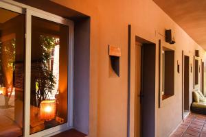 une maison avec un couloir et une porte en verre dans l'établissement Chillout Hotel Tres Mares, à Tarifa