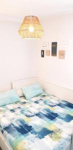 Łóżko lub łóżka w pokoju w obiekcie Apartamento Lujo Duna Beach