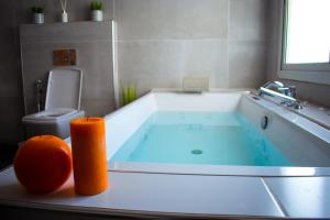 un bagno con vasca e tavolo arancione di Le First Concept a Dakar Altre 51 foto