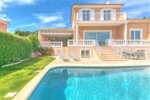 een villa met een zwembad voor een huis bij Villa piscine avec magnifique vue mer panoramique in Biot