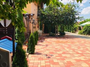 a brick walkway in front of a building at Pensiunea Perla in Baile Felix