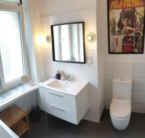 une salle de bain avec toilettes, lavabo et miroir dans l'établissement SmileApartment - apartament w sercu Gdyni, à Gdynia