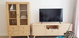 Telewizja i/lub zestaw kina domowego w obiekcie Apartamento Lujo Duna Beach