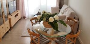salon ze szklanym stołem i kanapą w obiekcie Apartamento Lujo Duna Beach w mieście Torrox Costa
