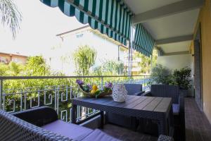 a balcony with a table with a bowl of fruit on it at La maison du monde in Bordighera