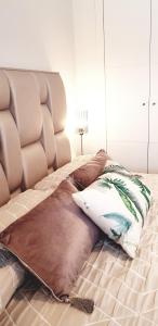 stos poduszek na łóżku w pokoju w obiekcie Apartamento Lujo Duna Beach w mieście Torrox Costa +37 zdjęć