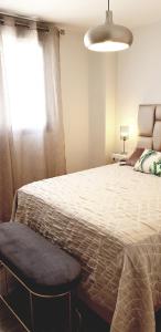 Łóżko lub łóżka w pokoju w obiekcie Apartamento Lujo Duna Beach
