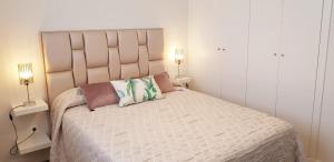 Łóżko lub łóżka w pokoju w obiekcie Apartamento Lujo Duna Beach