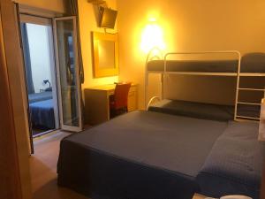 Tempat tidur dalam kamar di Hotel LeGrotte