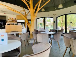 The lounge or bar area at Hotel Club Tisza