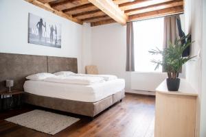 a bedroom with a bed and a large window at DAREBELL – Designerapartments Sporgasse in Graz