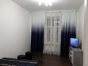 TV/trung tâm giải trí tại Романтическая квартира с камином