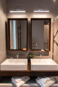dwie umywalki w łazience z dwoma lustrami w obiekcie PONTE VECCHIO LUXURY AND STYLISH APARTMENT we Florencji