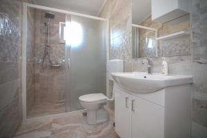 Koupelna v ubytování Conte Čikara Apartment + 34 fotografií