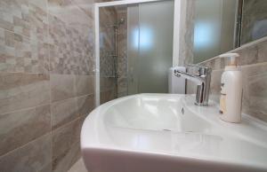 Koupelna v ubytování Conte Čikara Apartment