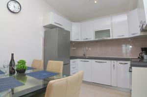 Kuchyň nebo kuchyňský kout v ubytování Conte Čikara Apartment