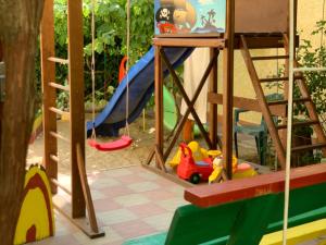 einen Spielplatz mit Rutsche und Spielzeug darin in der Unterkunft Hotel Lev in Satoka