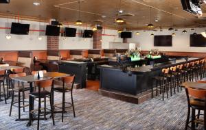 un restaurante con mesas y sillas y un bar en Hyatt Regency Green Bay, en Green Bay