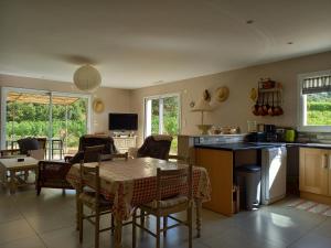 cocina y comedor con mesa y sillas en Gîte Vigneron du Domaine d'Alon, en Magrie