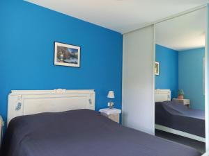 En eller flere senger på et rom på Gîte Vigneron du Domaine d'Alon