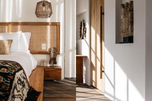 DekeAlamayah Boutique Retreat Hotel的酒店客房带一张床和走廊