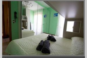 Łóżko lub łóżka w pokoju w obiekcie appartamento con vista Porto Recanati