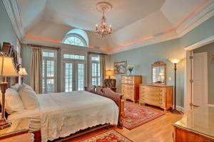 Кровать или кровати в номере Secluded Acworth Mansion with Pool and Game Room! +36 фотографий