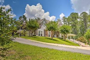 Сад в Secluded Acworth Mansion with Pool and Game Room!