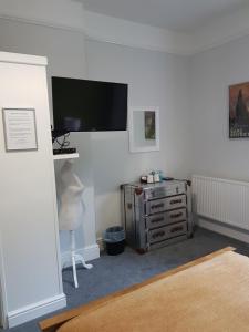 A television and/or entertainment center at Wanslea Guest House 