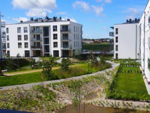 a garden in the middle of two buildings at Nadmorska Ostoja z prywatnym miejscem postojowym in Pogórze