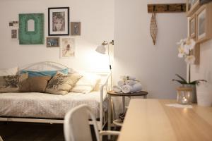 una camera da letto con un letto e un tavolo di Maison Coquette a Roma