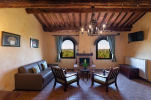 - un salon avec un canapé et une table dans l'établissement Monastero San Silvestro, à Cortone