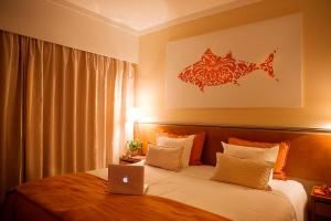 - une chambre avec un lit et un ordinateur portable dans l'établissement Vista Marina Apartamentos Turisticos, à Portimão