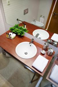 La salle de bains est pourvue de 2 lavabos et d'un miroir. dans l'établissement Vista Marina Apartamentos Turisticos, à Portimão