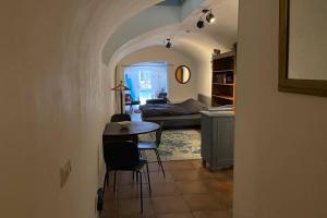 ein Zimmer mit Tisch und Stühlen und ein Schlafzimmer in der Unterkunft Werfkelder aan de Oudegracht in Utrecht