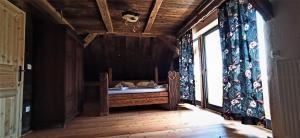 - une chambre avec un lit dans une pièce dotée d'une fenêtre dans l'établissement Chalets Toplak, à Sveti Duh na Ostrem Vrhu