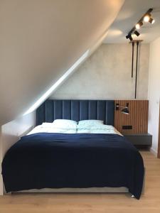 Un pat sau paturi într-o cameră la Luxury 2 level Sea Apartment by Marina